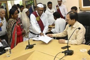 कलेक्टर संजय अग्रवाल ने जनदर्शन में सुनी लोगों की समस्याएं कलेक्टर संजय अग्रवाल ने जनदर्शन में सुनी लोगों की समस्याएं