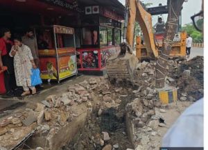 निगम ने विधानसभा मार्ग क्षेत्र में जलभराव की समस्या दूर करने नाले पर निर्मित 5 अवैध पाटो को तोड़ा निगम ने विधानसभा मार्ग क्षेत्र में जलभराव की समस्या दूर करने नाले पर निर्मित 5 अवैध पाटो को तोड़ा