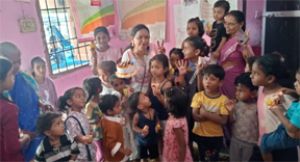 बच्चों के चेहरों पर मुस्कान, कर्मचारियों का जन्मदिन बना यादगार बच्चों के चेहरों पर मुस्कान, कर्मचारियों का जन्मदिन बना यादगार