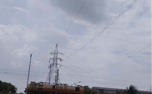 हॉट-लाइन तकनीक से चालू रेलवे ट्रैक के ऊपर खींची गई 220 केवी लाइन हॉट-लाइन तकनीक से चालू रेलवे ट्रैक के ऊपर खींची गई 220 केवी लाइन