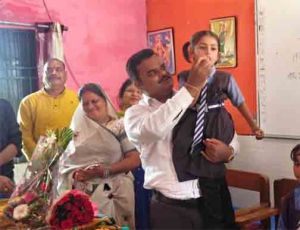 बच्चों के चेहरों पर मुस्कान, कर्मचारियों का जन्मदिन बना यादगार बच्चों के चेहरों पर मुस्कान, कर्मचारियों का जन्मदिन बना यादगार