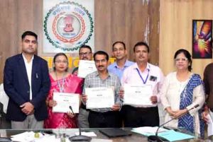 कलेक्टर ने उत्कृष्ट कार्यों के लिए प्राचार्यों एवं शिक्षकों को किया सम्मानित कलेक्टर ने उत्कृष्ट कार्यों के लिए प्राचार्यों एवं शिक्षकों को किया सम्मानित