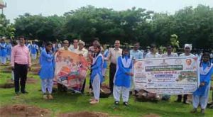 टेकारी में शाला परिवार के साथ जनप्रतिनिधियों ने किया खेल मैदान में वृक्षारोपण टेकारी में शाला परिवार के साथ जनप्रतिनिधियों ने किया खेल मैदान में वृक्षारोपण