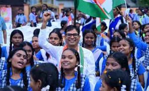 करीब 200 फीट लंबे तिरंगे के साथ उमड़ा जनसैलाब, वित्त मंत्री श्री ओ.पी. चौधरी हुए शामिल करीब 200 फीट लंबे तिरंगे के साथ उमड़ा जनसैलाब, वित्त मंत्री श्री ओ.पी. चौधरी हुए शामिल