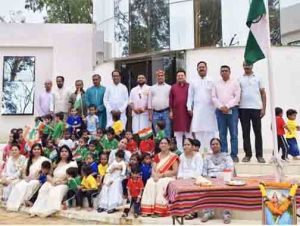 हाईटेक आंगनबाड़ी में ध्वजारोहण के बाद नौनिहालों की प्रस्तुतियां हाईटेक आंगनबाड़ी में ध्वजारोहण के बाद नौनिहालों की प्रस्तुतियां