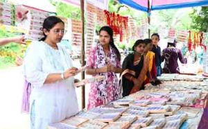 स्थानीय राखियों की खरीद से महिला उद्यमिता को मिला संबल स्थानीय राखियों की खरीद से महिला उद्यमिता को मिला संबल