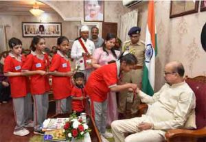 लोक भवन में गूंजा अपनत्व का संदेश, दिव्यांग बच्चों ने राज्यपाल रमेन डेका को बांधा रक्षा सूत्र लोक भवन में गूंजा अपनत्व का संदेश, दिव्यांग बच्चों ने राज्यपाल रमेन डेका को बांधा रक्षा सूत्र