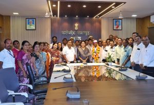 सेवानिवृत्त कर्मचारी नरोत्तम को कलेक्टर ने अवकाश नगदीकरण एवं भविष्य निधि की राशि भेंट कर दी भावभीनी विदाई सेवानिवृत्त कर्मचारी नरोत्तम को कलेक्टर ने अवकाश नगदीकरण एवं भविष्य निधि की राशि भेंट कर दी भावभीनी विदाई