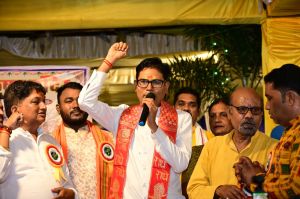 जन्माष्टमी पर वित्त मंत्री चौधरी ने रायगढ़ के मंदिरों में की पूजा-अर्चना जन्माष्टमी पर वित्त मंत्री चौधरी ने रायगढ़ के मंदिरों में की पूजा-अर्चना