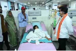  उप मुख्यमंत्री विजय शर्मा ने एम्स रायपुर में महाराष्ट्र सड़क हादसे के घायलों से की मुलाकात