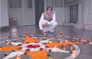 प्रधानमंत्री  नरेंद्र मोदी के जन्मदिवस पर मुख्यमंत्री  ने अपने निवास पर जलाया &lsquo;आशीर्वाद का दीया&rsquo;