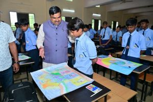 विद्यार्थियों ने बनाई विकसित भारत की सुंदर तस्वीर, स्कूल शिक्षा मंत्री गजेन्द्र यादव ने बढ़ाया बच्चों का उत्साह