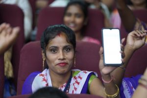 महिलाओं के खाते में आ रहा है सांय-सांय पईसा 