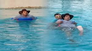  सहारा लेकर स्विमिंग करते दिखे धर्मेंद्र .......