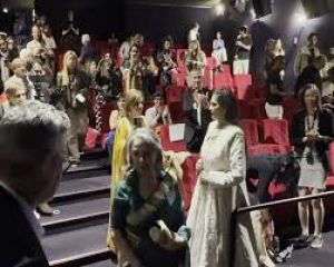कान 2025 की स्क्रीनिंग में दर्शकों ने &lsquo;अरण्येर दिन रात्रि' का खड़े होकर किया सम्मान