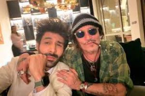 सऊदी अरब में जॉनी डेप से मिले कार्तिक आर्यन सऊदी अरब में जॉनी डेप से मिले कार्तिक आर्यन