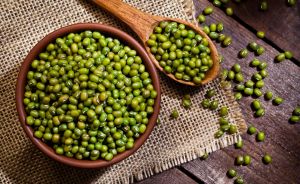 महीने भर में निखारनी है चेहरे की रंगत तो हरी मूंग दाल का ऐसे करें इस्तेमाल महीने भर में निखारनी है चेहरे की रंगत तो हरी मूंग दाल का ऐसे करें इस्तेमाल