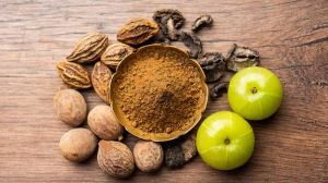 रोजाना त्रिफला के पानी से आंखें धोने के फायदे 