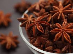 सिर्फ फायदे नहीं सेहत को नुकसान भी पहुंचाता है चक्रफूल