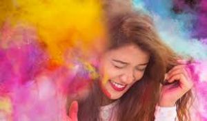   होली खेलने से पहले इस तरह करें हेयर केयर, बालों पर नहीं चिपकेगा रंग 