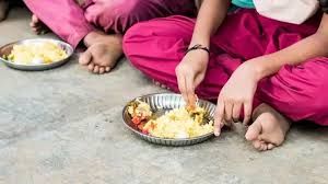 बैठकर  भोजन करने से पाचन तंत्र को मिलते हैं ये 4 फायदे 