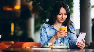 खाने के वक्त मोबाइल चलाना पड़ सकता है सेहत पर भारी खाने के वक्त मोबाइल चलाना पड़ सकता है सेहत पर भारी