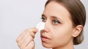  ब्लैकहेड्स हटाने करते हैं पोर  स्ट्रिप्स का इस्तेमाल तो जान लें इसके नुकसान