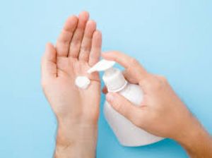  सर्दियों में हाथ की स्किन सिकुड़ी और रूखी दिखती है तो मॉइश्चराइज करने का अनोखा फार्मूला जान लें