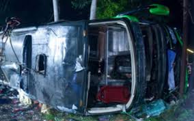 बस और ट्रक की टक्कर में आठ लोगों की मौत बस और ट्रक की टक्कर में आठ लोगों की मौत