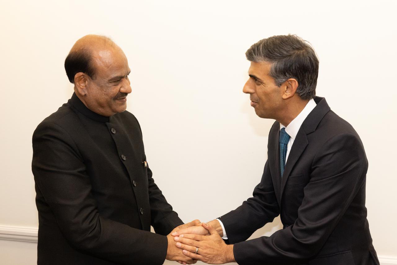 लोकसभा अध्यक्ष ओम बिरला और पूर्व पीएम ऋषि सुनक के बीच मुलाकात, भारत-ब्रिटेन संबंधों पर चर्चा लोकसभा अध्यक्ष ओम बिरला और पूर्व पीएम ऋषि सुनक के बीच मुलाकात, भारत-ब्रिटेन संबंधों पर चर्चा