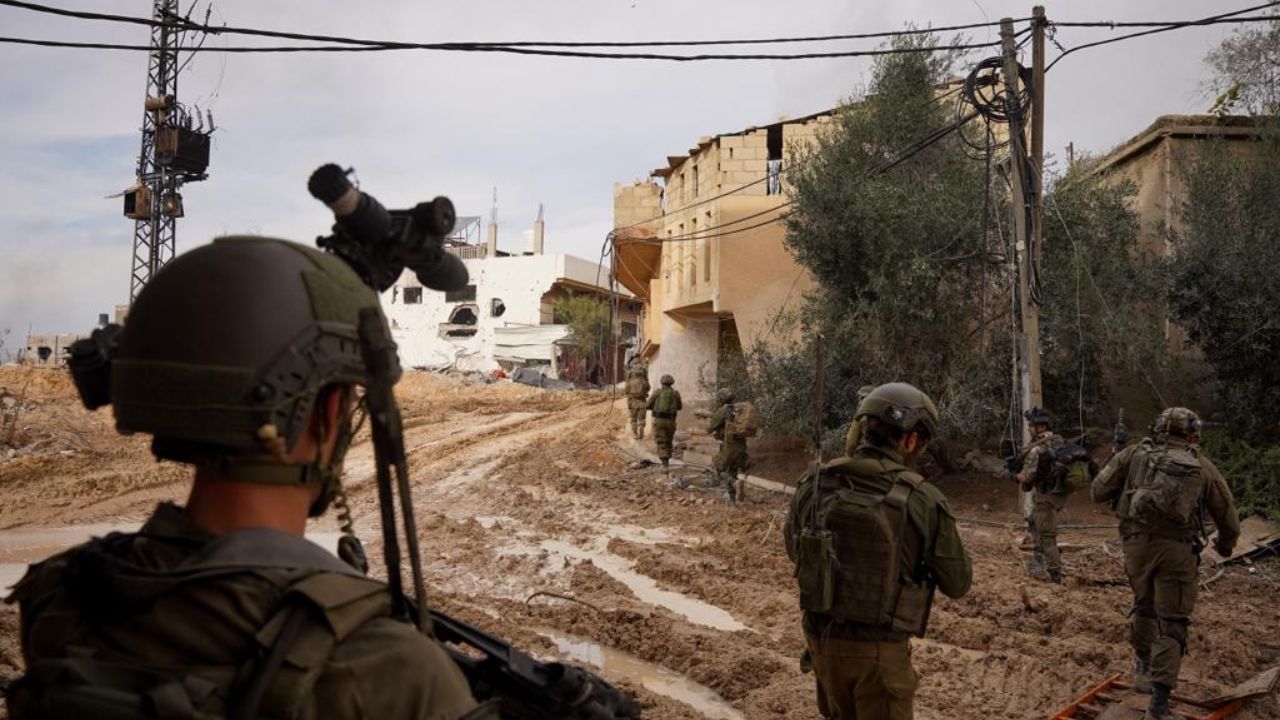 हमास-इजरायल के बीच दूसरे चरण का समझौता पूरा, एक-दूसरे को सौंपे बंधक-कैदी : रेडक्रॉस हमास-इजरायल के बीच दूसरे चरण का समझौता पूरा, एक-दूसरे को सौंपे बंधक-कैदी : रेडक्रॉस