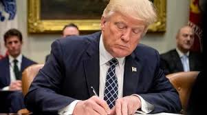 ट्रंप ने अप्रवासी हिरासत कानून पर किए हस्ताक्षर ट्रंप ने अप्रवासी हिरासत कानून पर किए हस्ताक्षर