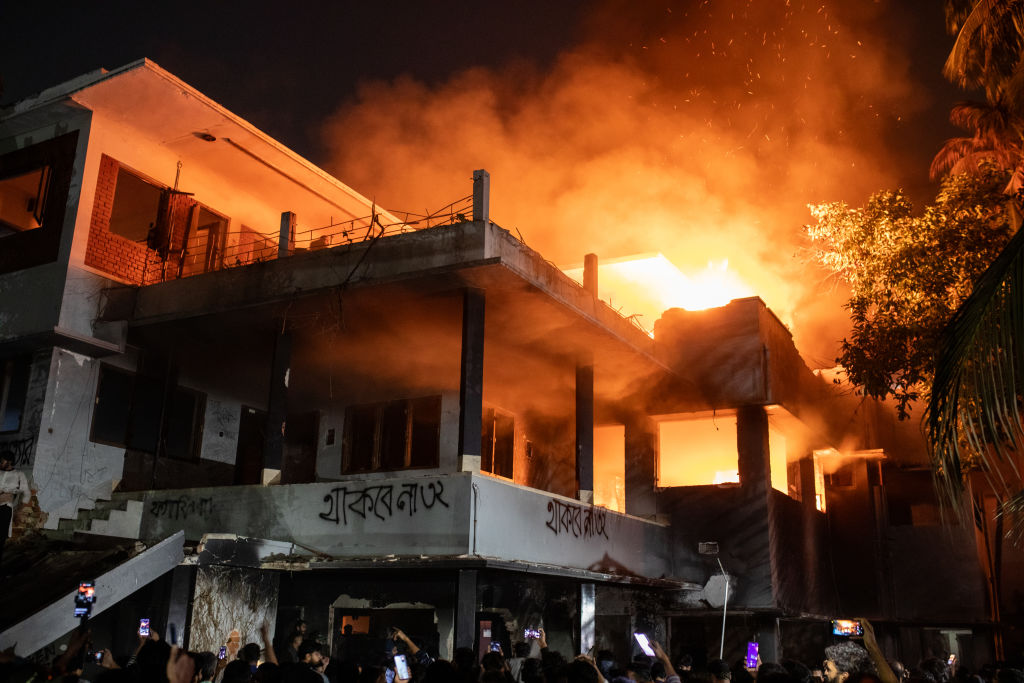 बांग्लादेश में फिर भड़की हिंसा, बंगबंधु शेख मुजीबुर्रहमान के आवास पर की तोड़फोड़ बांग्लादेश में फिर भड़की हिंसा, बंगबंधु शेख मुजीबुर्रहमान के आवास पर की तोड़फोड़