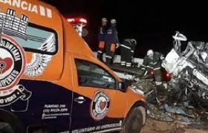 मिनीबस और ट्रक की टक्कर में 25 लोगों की मौत, छह घायल