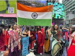 न्यूयॉर्क के टाइम्स स्क्वायर पर 500 से अधिक महिलाओं ने भिन्न शैलियों की साड़ियों का प्रदर्शन किया