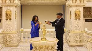 ब्रिटिश हिंदू मतदाताओं को लुभाने मंदिर पहुंचे ऋषि सुनक और कीर स्टार्मर