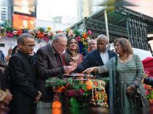 न्यूयॉर्क में भारतीय समुदाय के सदस्यों ने शुरू किया दिवाली त्योहार का जश्न न्यूयॉर्क में भारतीय समुदाय के सदस्यों ने शुरू किया दिवाली त्योहार का जश्न