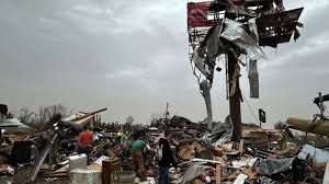  अमेरिका में बवंडर, धूल भरी आंधी और जंगल में आग से कम से कम 32 लोगों की मौत