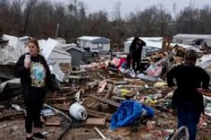 अमेरिका में बवंडर, धूल भरी आंधी और जंगल में आग से कम से कम 37 लोगों की मौत