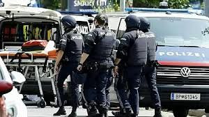 स्कूल में गोलीबारी, सात छात्रों समेत आठ लोगों की मौत स्कूल में गोलीबारी, सात छात्रों समेत आठ लोगों की मौत