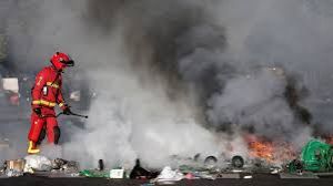 फ्रांस में प्रदर्शनकारियों और पुलिस के बीच झड़प, 200 गिरफ्तार फ्रांस में प्रदर्शनकारियों और पुलिस के बीच झड़प, 200 गिरफ्तार