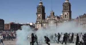 मेक्सिको सिटी में 'जेन जेड' के विरोध ने पकड़ा जोर, हजारों लोगों ने किया प्रदर्शन मेक्सिको सिटी में 'जेन जेड' के विरोध ने पकड़ा जोर, हजारों लोगों ने किया प्रदर्शन