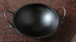  लोहे की कड़ाही और तवा हो रहा काला तो मिनटों में फिटकरी की मदद से चमकाएं