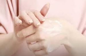 रोज नहाने के बाद लगाएं होममेड मॉइश्चराइजर