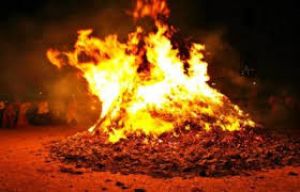 होलिका दहन के बाद उसकी राख घर लाएं, बन जाएंगे धनवान