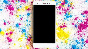 होली पर रंग और पानी खराब ना कर दें आपका स्मार्टफोन, ये आसान टिप्स