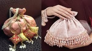  एथनिक के साथ कैरी करना है पोटली बैग तो रखें इन बातों का ध्यान, लुक देखते रह जाएंगे लोग