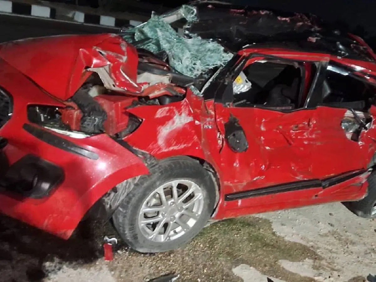 सड़क हादसे में एक ही परिवार के पांचों लोगों की मौत सड़क हादसे में एक ही परिवार के पांचों लोगों की मौत