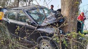 कार पेड़ से टकराई, तीन लोगों की मौत कार पेड़ से टकराई, तीन लोगों की मौत