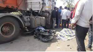 ट्रक ने चाय की गुमटी को टक्कर मारी, तीन लोगों की मौत ट्रक ने चाय की गुमटी को टक्कर मारी, तीन लोगों की मौत